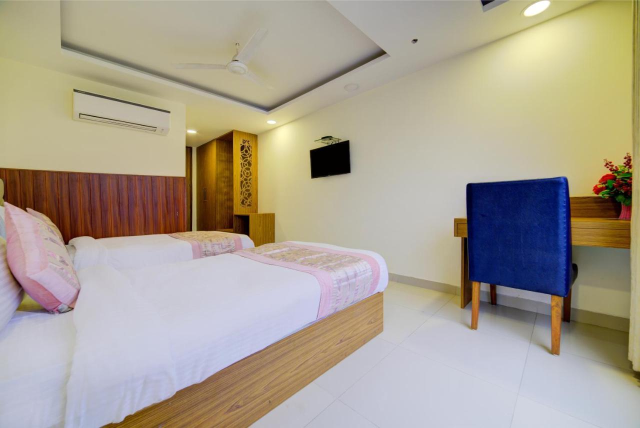 Hotel D'Capitol - Delhi Airport นิวเดลี ภายนอก รูปภาพ